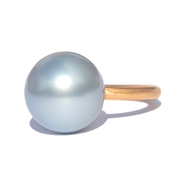 Cabochon ring Grey pearl