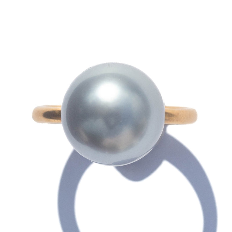 Cabochon ring Grey pearl