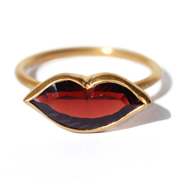 marie-helene-de-taillac-ring-tender-kiss-grenat-gold