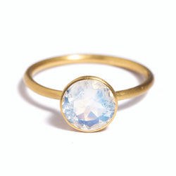princess-miniature-moon-stone-iris-gold-jewelry-for-woman-marie-helene-de-taillac-luxury-jewelry
