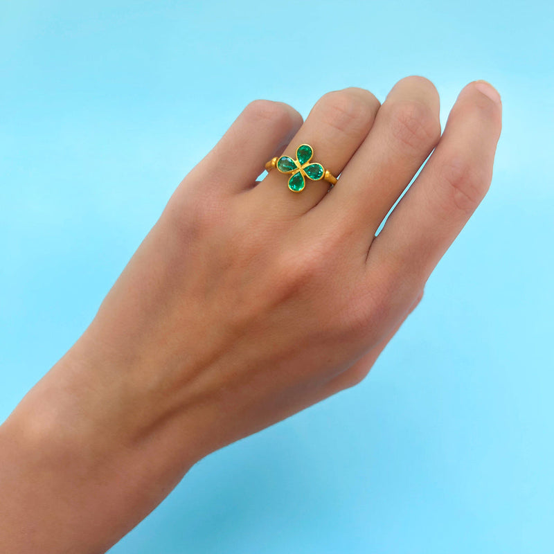 marie-helene-de-taillac-ring-clover-swivel-trefle-emerald-emerald-gold-gem-high-jewelry-luxury-jewelry-high-jewelry-natural-stones-stones-natural-gem
