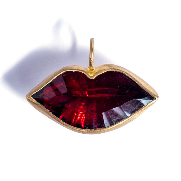 marie-helene-de-taillac-pendant-tender-kiss-garnet