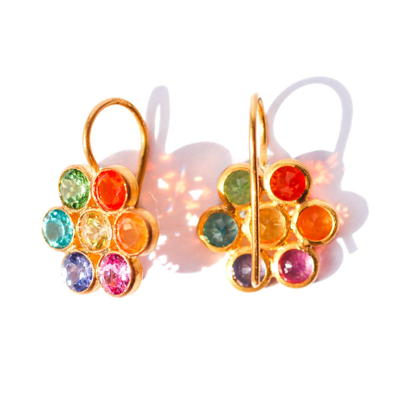 marie-helene-de-taillac-boucles-doreilles-earrings-tiny-marguerite-apatite-tsavorite-saphir-jaune-yellow-sapphire-opale-de-feu-fire-opal-saphir-rose-pink-sapphire-tanzanite-or-gold-high-jewelry-haute-joaillerie-bijoux-pour-femme-jewels-for-women
