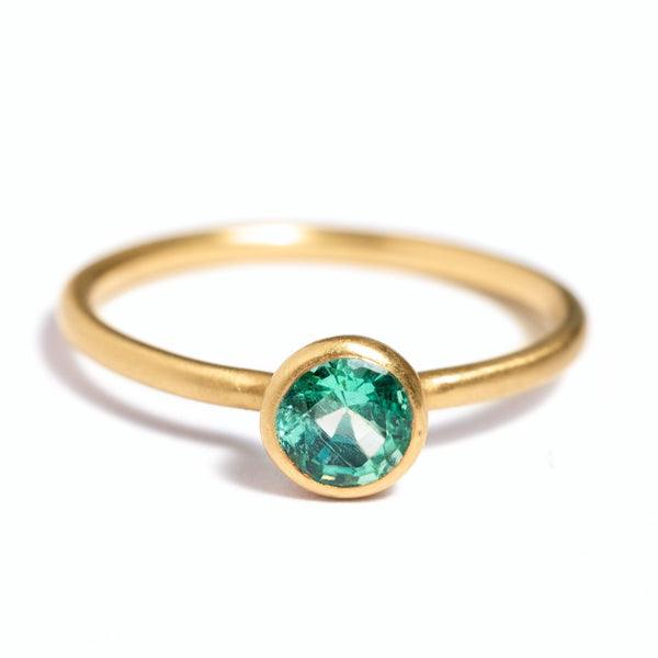 Marie-helene-de-taillac-bague-princesse-miniature-emeraude-or-haute-joaillerie-bijoux-pour-femme-princess-ring-emerald-luxury-jewelry-for-moman-gold