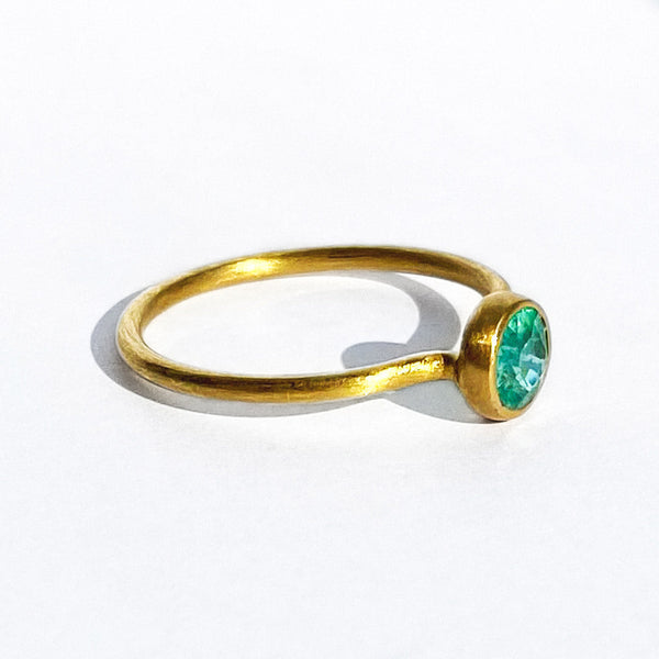 marie-helene-de-taillac-bague-princesse-miniature-emeraude-or-haute-joaillerie-bijoux-de-createur